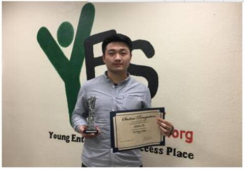 尉潇泽获得YESPLACE青年创业孵化基地颁发的结业证书和优秀学员